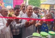 खड्डा : दुर्घटना में पैर गंवाने वाले शैलेश चौहान के लिए मसीहा बने समाजसेवी पवन दूबे, परिवार की आजीविका का किया प्रबंध