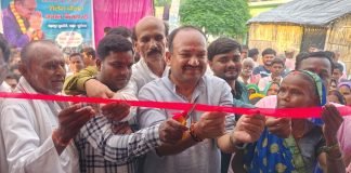 खड्डा : दुर्घटना में पैर गंवाने वाले शैलेश चौहान के लिए मसीहा बने समाजसेवी पवन दूबे, परिवार की आजीविका का किया प्रबंध