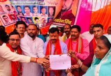 सांसद विजय दूबे ने गरीब व असहाय लोगों में किया छाता व का घरौनी वितरण