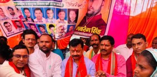 सांसद विजय दूबे ने गरीब व असहाय लोगों में किया छाता व का घरौनी वितरण