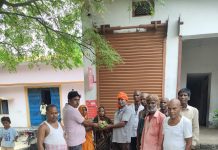 जितिया (जिउतिया) व्रत के अवसर पर प्रधान श्याम देव राजभर ने किया फल का वितरण