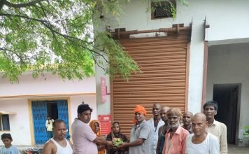 जितिया (जिउतिया) व्रत के अवसर पर प्रधान श्याम देव राजभर ने किया फल का वितरण