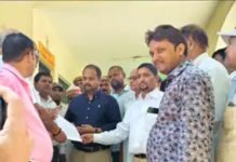वाराणसी सेंट्रल बार के अधिवक्ता पर हुए हमले और दुर्व्यवहार पर कप्तानगंज के अधिवक्ताओं में रोष, सौंपा मांग पत्र