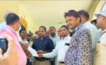 वाराणसी सेंट्रल बार के अधिवक्ता पर हुए हमले और दुर्व्यवहार पर कप्तानगंज के अधिवक्ताओं में रोष, सौंपा मांग पत्र