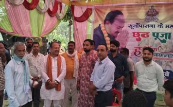 समाजसेवी पवन दूबे के नेतृत्व में खड्डा तहसील क्षेत्र के 51 छठ घाट पर सेवा स्टाल लगाकर प्रसाद वितरण किया गया