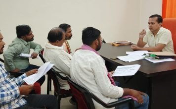 खड्डा: नायब तहसीलदार खड्डा अभिषेक कुमार ने एसआईआर (विशेष प्रगाढ़ पुनरीक्षण) पर राजनीतिक दलों के प्रतिनिधियों के साथ की बैठक