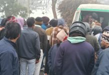 कुशीनगर : गन्ना लदी ट्रैक्टर ट्राला की चपेट में आने से 35 वर्षीय युवक की मौत