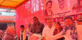 खड्डा: कड़ाके की ठंड से राहत के लिए खड्डा विधायक और नगर अध्यक्ष ने सैकड़ों जरूरतमंदों में बांटे कंबल