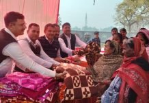 जरूरत मंदों के बीच कंबल वितरण, नर सेवा ही नारायण सेवा है : सम्राट सिंह