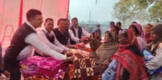 जरूरत मंदों के बीच कंबल वितरण, नर सेवा ही नारायण सेवा है : सम्राट सिंह