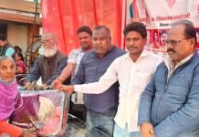 खड्डा: नगर अध्यक्ष ने पात्र व जरूरतमंद के बीच बांटे कंबल