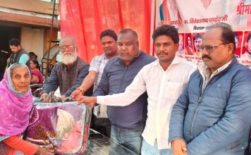 खड्डा: नगर अध्यक्ष ने पात्र व जरूरतमंद के बीच बांटे कंबल