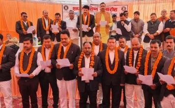 सांसद व विधायक ने दिलाई खड्डा तहसील में बार एसोसिएशन के निर्वाचित पदाधिकारियों को पद एवं गोपनीयता की शपथ