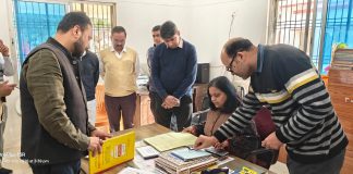 कुशीनगर में विकास कार्यों पर सख्त हुईं सीडीओ वंदिता श्रीवास्तव, लापरवाह अधिकारियों को चेतावनी