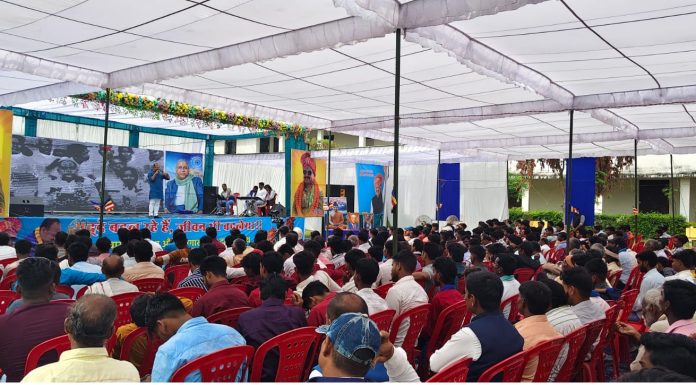 कांशीराम जयंती पर खड्डा में सामाजिक एकता का भव्य संगम, जनसेवक पवन दूबे ने पुष्पवर्षा कर किया स्वागत