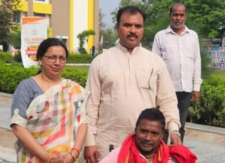 कलम के सिपाही के लिए बढ़े मदद के हाथ, शहीद दिवस पर भेंट हुई ट्राइसाइकिल