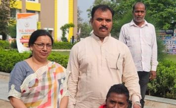 कलम के सिपाही के लिए बढ़े मदद के हाथ, शहीद दिवस पर भेंट हुई ट्राइसाइकिल