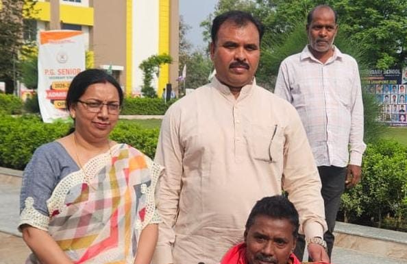 कलम के सिपाही के लिए बढ़े मदद के हाथ, शहीद दिवस पर भेंट हुई ट्राइसाइकिल