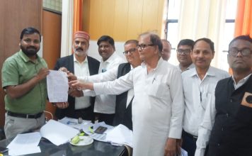 रसोई गैस की किल्लत से परेशान अधिवक्ताओं ने एसडीएम को सौंपा ज्ञापन, तहसील परिसर में गैस उपलब्ध कराने की मांग