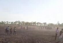 भूसा मशीन से उठी चिंगारी बनी आफत: लगभग 20 बीघा गेहूं की फसल जलकर राख, दमकल समय से न पहुंचने पर भड़के ग्रामीण