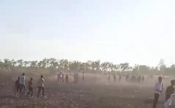 भूसा मशीन से उठी चिंगारी बनी आफत: लगभग 20 बीघा गेहूं की फसल जलकर राख, दमकल समय से न पहुंचने पर भड़के ग्रामीण