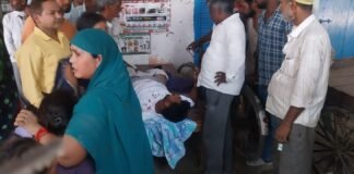 पकड़ी चौराहा के पास तेज रफ्तार कार की टक्कर से बाइक सवार तीन घायल जिसमें एक की हालत गंभीर