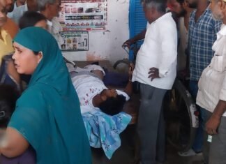 पकड़ी चौराहा के पास तेज रफ्तार कार की टक्कर से बाइक सवार तीन घायल जिसमें एक की हालत गंभीर