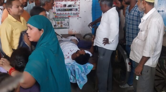 पकड़ी चौराहा के पास तेज रफ्तार कार की टक्कर से बाइक सवार तीन घायल जिसमें एक की हालत गंभीर