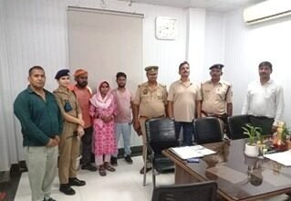 आरपीएफ की सतर्कता से बची महिला की जान, यात्रियों का लाखों का सामान लौटाकर जीता भरोसा