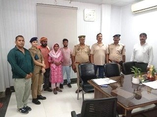 आरपीएफ की सतर्कता से बची महिला की जान, यात्रियों का लाखों का सामान लौटाकर जीता भरोसा