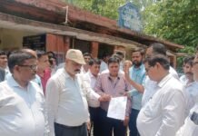 स्टांप व पंजीयन के फैसले के विरोध में अधिवक्ताओं का प्रदर्शन, रजिस्ट्री कार्य का बहिष्कार