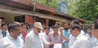 स्टांप व पंजीयन के फैसले के विरोध में अधिवक्ताओं का प्रदर्शन, रजिस्ट्री कार्य का बहिष्कार