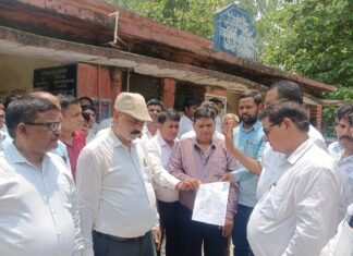 स्टांप व पंजीयन के फैसले के विरोध में अधिवक्ताओं का प्रदर्शन, रजिस्ट्री कार्य का बहिष्कार