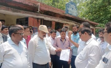 स्टांप व पंजीयन के फैसले के विरोध में अधिवक्ताओं का प्रदर्शन, रजिस्ट्री कार्य का बहिष्कार
