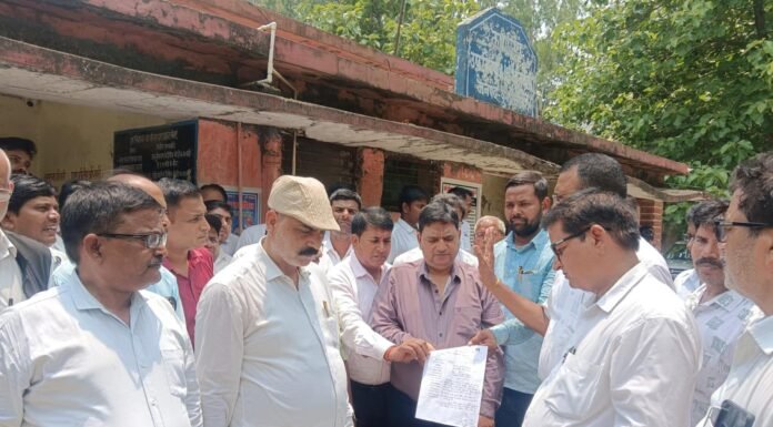 स्टांप व पंजीयन के फैसले के विरोध में अधिवक्ताओं का प्रदर्शन, रजिस्ट्री कार्य का बहिष्कार