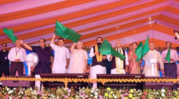 रेल मंत्री ने निभाया वादा: छपरा-दिल्ली और मऊ-दिल्ली एक्सप्रेस को मिली हरी झंडी, दोहरीघाट ट्रेन सेवा का वाराणसी सिटी तक मार्ग विस्तार को हरी झंडी दिखाई