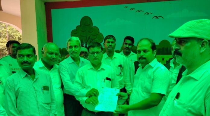 गोरखपुर में मासूम की हत्या पर कप्तानगंज अधिवक्ताओं में आक्रोश, सौंपा ज्ञापन, दोषी को फांसी, पीड़ित परिवार को एक करोड़ मुआवजा व सरकारी नौकरी की मांग