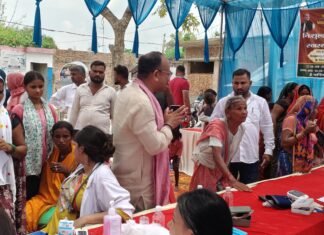 पनियहवा में पवन दूबे के निःशुल्क हेल्थ कैंप में 1207 लोगों ने स्वास्थ्य परीक्षण कराकर स्वास्थ्य लाभ लिया