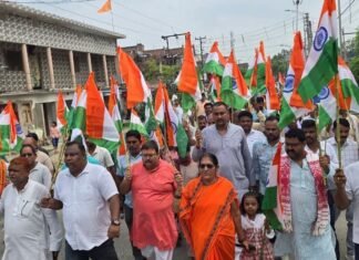 विधायक विवेकानंद पाण्डेय और दुर्गेश्वर वर्मा के नेतृत्व में निकली भव्य तिरंगा यात्रा, तिरंगे के रंग में रंगा खड्डा नगर, गूंजा ‘भारत माता की जय’ का जयघोष