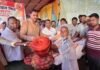 बाढ़ प्रभावितों के बीच पहुंचे विधायक विवेकानन्द पाण्डेय, राहत सामग्री बांटकर हरसंभव मदद का दिया भरोसा