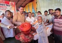 बाढ़ प्रभावितों के बीच पहुंचे विधायक विवेकानन्द पाण्डेय, राहत सामग्री बांटकर हरसंभव मदद का दिया भरोसा