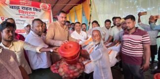 बाढ़ प्रभावितों के बीच पहुंचे विधायक विवेकानन्द पाण्डेय, राहत सामग्री बांटकर हरसंभव मदद का दिया भरोसा