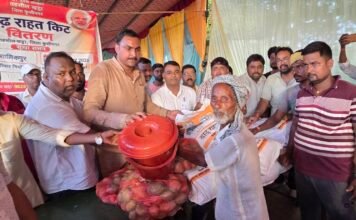 बाढ़ प्रभावितों के बीच पहुंचे विधायक विवेकानन्द पाण्डेय, राहत सामग्री बांटकर हरसंभव मदद का दिया भरोसा