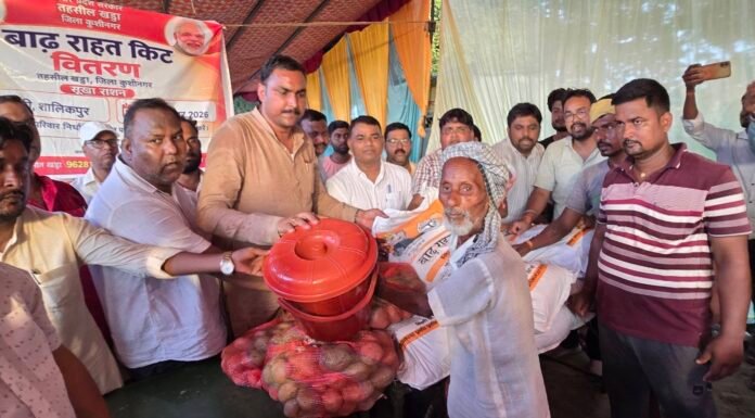 बाढ़ प्रभावितों के बीच पहुंचे विधायक विवेकानन्द पाण्डेय, राहत सामग्री बांटकर हरसंभव मदद का दिया भरोसा