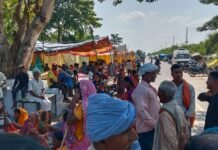 नारायणी की कटान और बाढ़ से प्रभावित गांवों में पहुंची कांग्रेस, किसानों के नुकसान का लिया जायजा, अधिकारियों से त्वरित राहत कार्रवाई की मांग