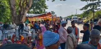 नारायणी की कटान और बाढ़ से प्रभावित गांवों में पहुंची कांग्रेस, किसानों के नुकसान का लिया जायजा, अधिकारियों से त्वरित राहत कार्रवाई की मांग