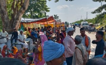 नारायणी की कटान और बाढ़ से प्रभावित गांवों में पहुंची कांग्रेस, किसानों के नुकसान का लिया जायजा, अधिकारियों से त्वरित राहत कार्रवाई की मांग