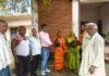 जितिया व्रत पर ग्राम सभा में बांटे गए केले और सेव, महिलाओं ने बढ़-चढ़कर लिया हिस्सा