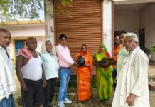 जितिया व्रत पर ग्राम सभा में बांटे गए केले और सेव, महिलाओं ने बढ़-चढ़कर लिया हिस्सा