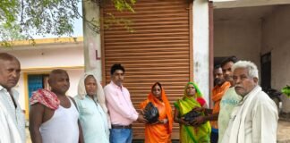 जितिया व्रत पर ग्राम सभा में बांटे गए केले और सेव, महिलाओं ने बढ़-चढ़कर लिया हिस्सा